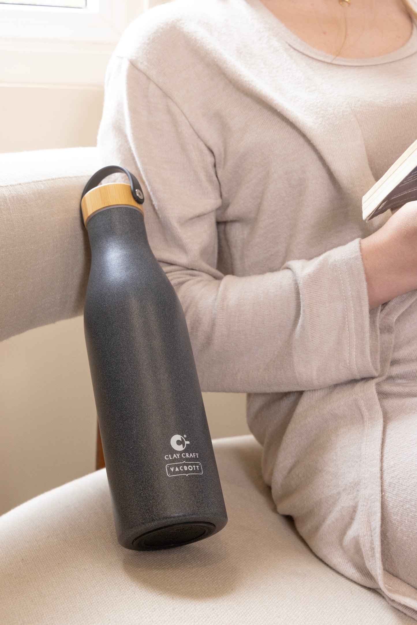 Vacbott Vacuum Bottle, Yeti Monochrome Double Walled 24 Hours Hot and Cold Water Bottle, 850ml