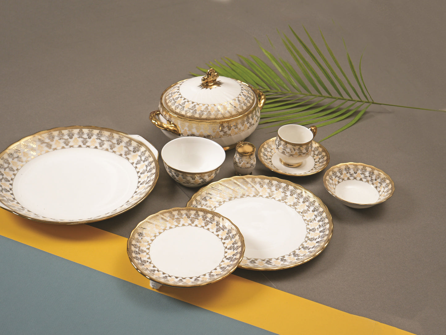 Karina Ebony Dinner Set of 16 (E625), For Family of 4